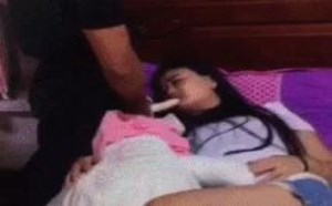 据说男人给女人吃香蕉可以增加亲密度哦