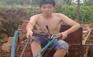 这就是让人PS在美女旁边的结果，死翘翘了吧！