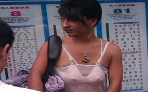 成都总府路奇葩男人穿得好性感好销魂哦