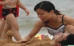 流氓图片：姐，别把旁边的孩子教坏了哦