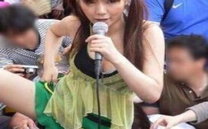 美女唱得带劲，记者拍得也起劲哈