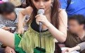 美女唱得带劲，记者拍得也起劲哈