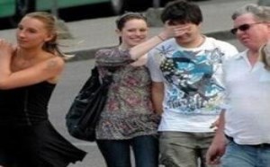 不许偷看前面穿裙子的美女 旁边的大叔就看够了