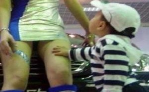 美女，让我摸摸你的大白长腿吧