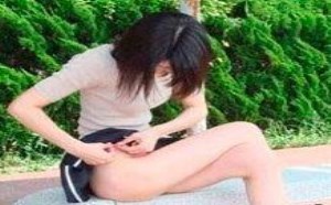 美女到底遇到什么了，掀起裙子在里找什么？