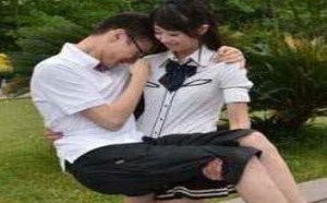 美女在路边捡到一玫帅哥 决定抱回家享用