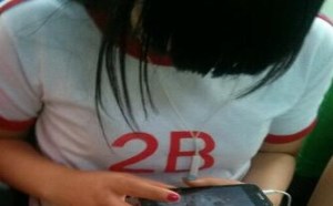 搞笑吧：公交车遇上一位2B的姑娘