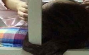 美女睡着后被下床的室友恶搞
