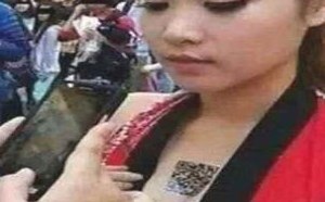 美女把二维码放在这里扫描率一定倍增啊