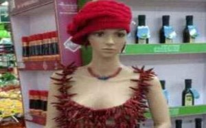 超市大妈给模特美女穿上火辣辣的性感衣服