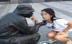 社会百态图片：男女人互相调戏搞笑画面！