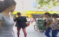 大叔性感大腿外露太妖娆，迷倒一群妹子