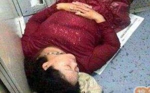 妹子昨晚到底去干什么了，在这里都能呼呼大睡