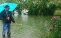大水没淹死花,恐怕男子这举动会浇死花的 大水没淹死花,恐怕男子这举动会浇死花的