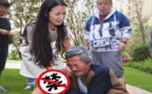 变态！好色猥琐大叔咸猪手大胆摸美女私处 2016-09期