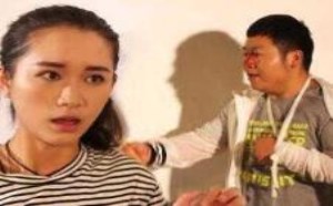 众男人调戏美女 良知相助反被警察抓走 2016-27期