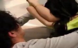 男屌丝在宾馆帮美女脱掉衣服裤子露肉视频