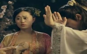 美女强烈要求捶捶脱光衣服一起练玉女心经