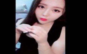 美女做梦梦到上厕所小便 没想到真的尿出来了