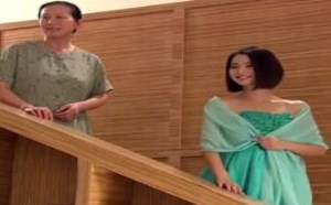 如今倾国倾城美女 小时候竟是畸形小孩子
